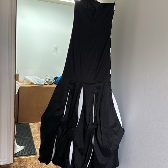 Mermaid style strapless dress white and black size 8 - Picture 6 of 7